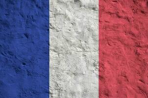 Francia bandiera raffigurato nel luminosa dipingere colori su vecchio sollievo intonacatura parete. strutturato bandiera su ruvido sfondo foto