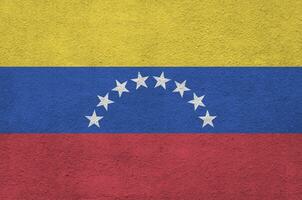 Venezuela bandiera raffigurato nel luminosa dipingere colori su vecchio sollievo intonacatura parete. strutturato bandiera su ruvido sfondo foto