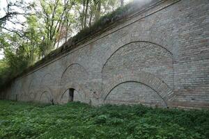 fiume, Ucraina - settembre 16, 2023 rovine di il tarakaniv forte o dubno forte nuovo castello. difesa architettonico monumento di il 19 secolo foto