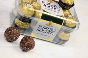 Kharkiv, Ucraina - gennaio 2, 2021 ferrero Rocher - il giro cioccolatini. caramella nel marchiato confezione, un' dolce piacere foto