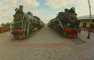 foto di vecchio nero vapore locomotive di il sovietico unione. forte distorsione a partire dal il fisheye lente