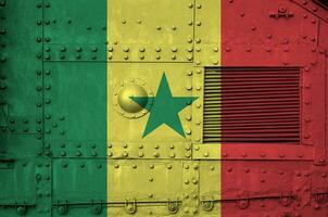 Senegal bandiera raffigurato su lato parte di militare blindato serbatoio avvicinamento. esercito forze concettuale sfondo foto