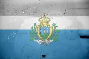 san Marino bandiera raffigurato su lato parte di militare blindato elicottero avvicinamento. esercito forze aereo concettuale sfondo foto