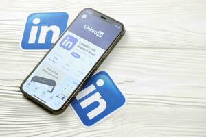 Kharkov, Ucraina - marzo 5, 2021 linkedin icona e applicazione a partire dal App memorizzare su i phone 12 professionista Schermo schermo su bianca tavolo foto