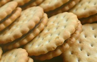 dettagliato immagine di il giro Sandwich biscotti con Noce di cocco Riempimento. sfondo Immagine di un' avvicinamento di parecchi ossequi per tè foto