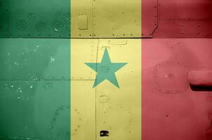 Senegal bandiera raffigurato su lato parte di militare blindato elicottero avvicinamento. esercito forze aereo concettuale sfondo foto