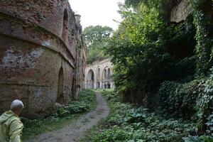 fiume, Ucraina - settembre 16, 2023 rovine di il tarakaniv forte o dubno forte nuovo castello. difesa architettonico monumento di il 19 secolo foto