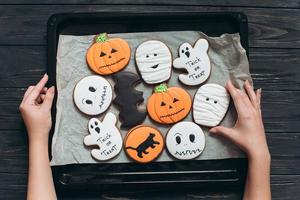 la ragazza ha cucinato i pan di zenzero per halloween foto