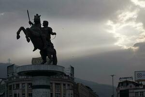 Skopje, nord macedonia - 12 settembre 2023 - il statua di Alessandro il grande con un' fascio di luce del sole splendente su esso foto