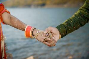 indiano sposato di coppia Tenere mani vicino su foto