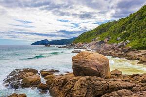 rocce onde praia lopes mendes spiaggia ilha grande island brasile.