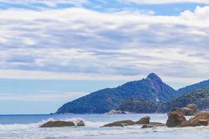 rocce onde praia lopes mendes spiaggia ilha grande island brasile. foto