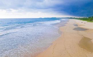 nuvole scure tempesta sopra panorama panorama spiaggia di bentota sri lanka.