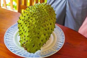 soursop annona muricata frutta tropicale sulla piastra bianca sri lanka. foto