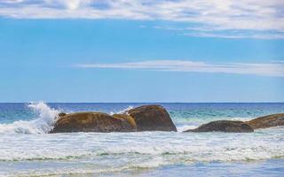 rocce onde praia lopes mendes spiaggia ilha grande island brasile.