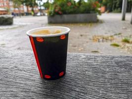 tazza di carta rossa con caffè da asporto. leherheide, bremerhaven. foto