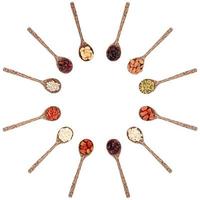 gruppo di vari tipi di frutta secca su un cucchiaio di legno. foto