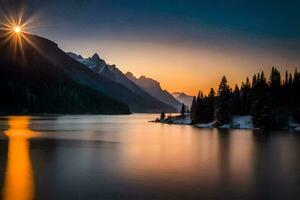 il sole sorge al di sopra di un' lago e montagne. ai-generato foto