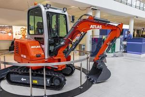 bremen, germania, 2021 - escavatore atlante arancione nell'aeroporto di brema foto