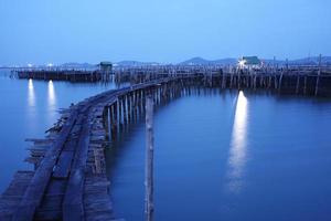 allevamento ittico in mare di notte foto