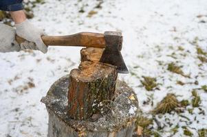 ascia ascia tagliata legno inverno foto