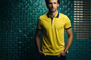 un' uomo nel un' giallo polo camicia in piedi nel davanti di un' blu parete. ai-generato foto