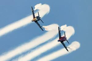 rosso Toro volante tori alfa Jet aereo. civile e generale aviazione. spettacolo aereo Schermo. foto