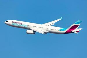 eurowings scoprire le compagnie aeree airbus a330-300 passeggeri aereo a aeroporto. aviazione e aereo. aria trasporto e viaggio. trasporto. volare e volare. foto