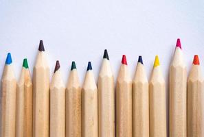 matite colorate su sfondo di carta bianca. copia spazio. foto