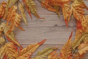 autunno rosso foglia di felce piatto di legno tavolo vuoto modello sfondo