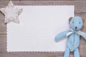 tavola di legno carta da lettere bianca orso blu bambola stella mestiere foto