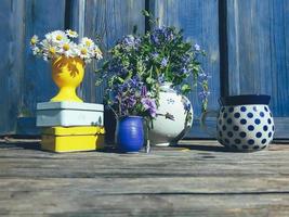 composizione floreale in una soleggiata veranda giardino foto