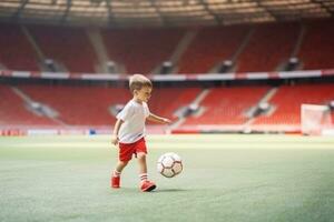 dribbling piccolo ragazzo giochi calcio nel stadio. generativo ai foto