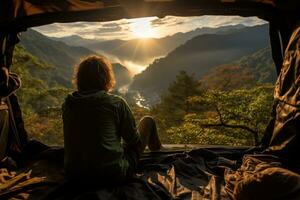 Visualizza a partire dal tenda giovane uomo nel il suo camper osservando un' bene Visualizza di un' montagna. generativo ai foto