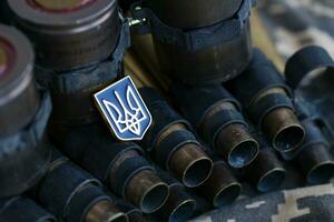 ucraino simbolo su macchina pistola cintura bugie su ucraino pixeled militare camuffare foto
