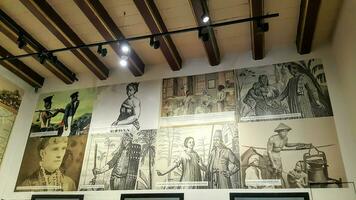 immagini di antico persone su il muri nel un' Museo a kota tua jakarta foto