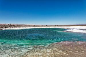 paesaggio di il nascosto baltinache lagune - atacama deserto - chile. foto