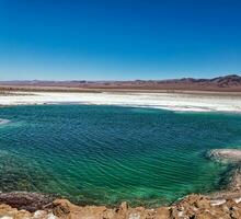 paesaggio di il nascosto baltinache lagune - atacama deserto - chile. foto