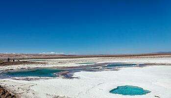 paesaggio di il nascosto baltinache lagune - atacama deserto - chile. foto