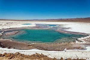 paesaggio di il nascosto baltinache lagune - atacama deserto - chile. foto