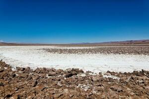 paesaggio di il nascosto baltinache lagune - atacama deserto - chile. foto