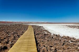 paesaggio di il nascosto baltinache lagune - atacama deserto - chile. foto