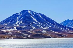 miscanti altiplanico laguna nel il atacama deserto - san pedro de atacama. foto