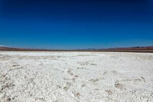 paesaggio di il nascosto baltinache lagune - atacama deserto - chile. foto