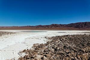 paesaggio di il nascosto baltinache lagune - atacama deserto - chile. foto