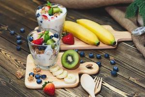 sano yogurt greco con muesli e frutti di bosco misti