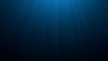 blu profondo sottomarino con raggio di sole che attraversa la superficie