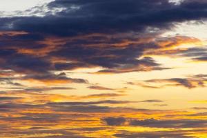 cielo dorato dell'alba del crepuscolo prima del tramonto foto