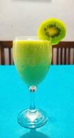 fatti in casa fresco Kiwi frutta succo nel bangladesh foto