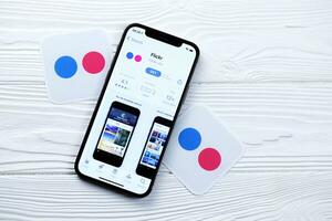 Kharkov, Ucraina - marzo 5, 2021 flickr icona e applicazione a partire dal App memorizzare su i phone 12 professionista Schermo schermo su bianca tavolo foto